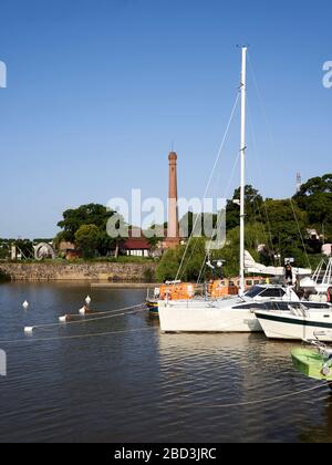 Bateaux amarrés côté quai à Colonia del Sacramento, Uruguay. Banque D'Images