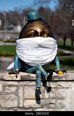 St. Charles, Illinois, États-Unis. Une statue de parc modifiée pour inclure un masque en reconnaissance de la pandémie de coronavirus aux États-Unis. Banque D'Images