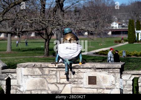 St. Charles, Illinois, États-Unis. Une statue de parc modifiée pour inclure un masque en reconnaissance de la pandémie de coronavirus aux États-Unis. Banque D'Images