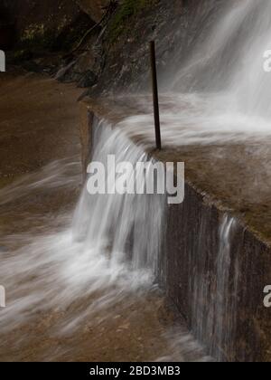 Petite cascade qui coule sur le pas en béton, Areal, Rio de Janeiro, Brésil Banque D'Images