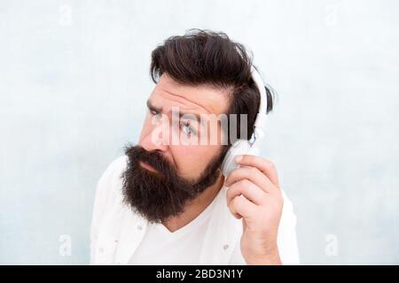 Musique instrumentale. Casque homme barbu. Profitez de chaque note. Technologie d'annulation active du bruit. Casque stéréo Hipster pour écouter de la musique. Casque sans fil moderne. Pistes de musique de danse électroniques. Banque D'Images