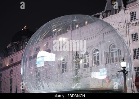 Installation du Snow Globe sur la fontaine commémorative Anteros Eros Shaftesbury par Architeen Landrell Wildstone à Piccadilly Circus, Londres, Banque D'Images