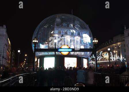 Installation du Snow Globe sur la fontaine commémorative Anteros Eros Shaftesbury par Architeen Landrell Wildstone à Piccadilly Circus, Londres, Banque D'Images