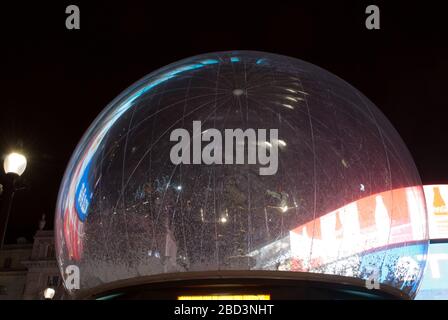 Installation du Snow Globe sur la fontaine commémorative Anteros Eros Shaftesbury par Architeen Landrell Wildstone à Piccadilly Circus, Londres, Banque D'Images