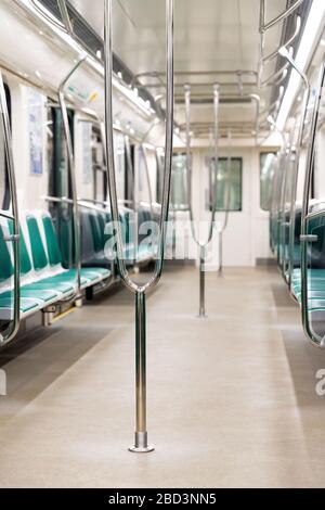 Des sièges vides dans le train de métro de Saint-Pétersbourg pendant la pandémie de coronavirus. Effets du virus dans les transports publics russes. Forte diminution du mot de passe Banque D'Images