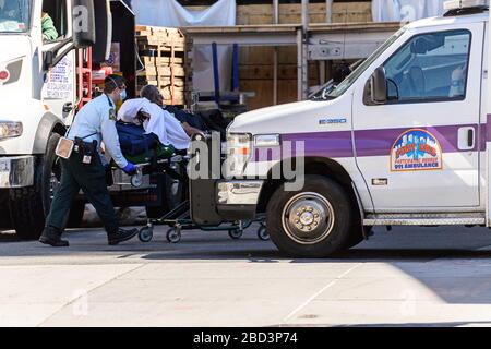 New York, États-Unis. 06 avril 2020. Dans le contexte d'un sommet prévu dans les décès de COVID-19, le personnel médical est vu transporter un patient à l'entrée de la salle d'urgence du NYU Langone Medical Center à New York, NY, États-Unis, le lundi 6 avril 2020. (Photo d'Albin Lohr-Jones/Sipa USA) crédit: SIPA USA/Alay Live News Banque D'Images