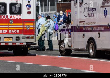 New York, États-Unis. 06 avril 2020. Dans le contexte d'un sommet prévu dans les décès de COVID-19, le personnel médical est vu mettre des équipements de protection au NYU Langone Medical Center de New York, NY, États-Unis le lundi 6 avril 2020. (Photo d'Albin Lohr-Jones/Sipa USA) crédit: SIPA USA/Alay Live News Banque D'Images