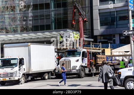 New York, États-Unis. 06 avril 2020. Au milieu d'un sommet prévu dans les décès de COVID-19, les travailleurs de la construction construisent une structure réfrigérée dans le parking ambulancier du NYU Langone Medical Center à New York, NY, États-Unis, le lundi 6 avril 2020. (Photo d'Albin Lohr-Jones/Sipa USA) crédit: SIPA USA/Alay Live News Banque D'Images
