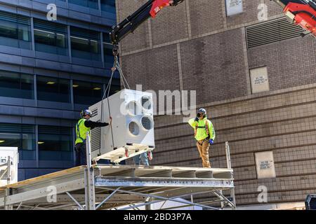 New York, États-Unis. 06 avril 2020. Au milieu d'un sommet prévu dans les décès de COVID-19, les travailleurs de la construction construisent une structure réfrigérée dans le parking ambulancier du NYU Langone Medical Center à New York, NY, États-Unis, le lundi 6 avril 2020. (Photo d'Albin Lohr-Jones/Sipa USA) crédit: SIPA USA/Alay Live News Banque D'Images