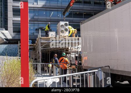 New York, États-Unis. 06 avril 2020. Au milieu d'un sommet prévu dans les décès de COVID-19, les travailleurs de la construction construisent une structure réfrigérée dans le parking ambulancier du NYU Langone Medical Center à New York, NY, États-Unis, le lundi 6 avril 2020. (Photo d'Albin Lohr-Jones/Sipa USA) crédit: SIPA USA/Alay Live News Banque D'Images