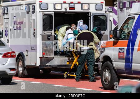 New York, États-Unis. 06 avril 2020. Dans le contexte d'un sommet prévu dans les décès de COVID-19, le personnel médical est vu transporter un patient à l'entrée de la salle d'urgence du NYU Langone Medical Center à New York, NY, États-Unis, le lundi 6 avril 2020. (Photo d'Albin Lohr-Jones/Sipa USA) crédit: SIPA USA/Alay Live News Banque D'Images