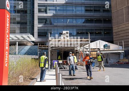 New York, États-Unis. 06 avril 2020. Au milieu d'un sommet prévu dans les décès de COVID-19, les travailleurs de la construction construisent une structure réfrigérée dans le parking ambulancier du NYU Langone Medical Center à New York, NY, États-Unis, le lundi 6 avril 2020. (Photo d'Albin Lohr-Jones/Sipa USA) crédit: SIPA USA/Alay Live News Banque D'Images