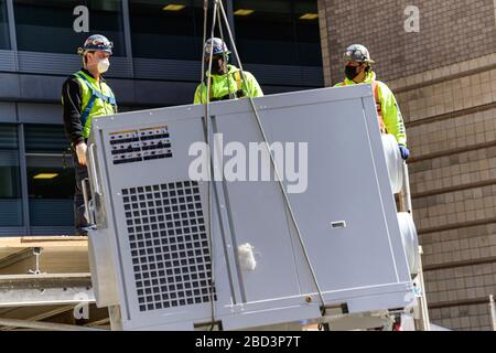 New York, États-Unis. 06 avril 2020. Au milieu d'un sommet prévu dans les décès de COVID-19, les travailleurs de la construction construisent une structure réfrigérée dans le parking ambulancier du NYU Langone Medical Center à New York, NY, États-Unis, le lundi 6 avril 2020. (Photo d'Albin Lohr-Jones/Sipa USA) crédit: SIPA USA/Alay Live News Banque D'Images