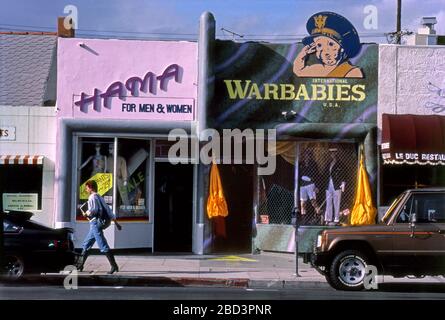 Des boutiques colorées de Melrose Avenue, dont Hama et International Warbébés, vendent des vêtements tendance à une clientèle jeune à la fin des années 1980 et au début des années 90 dans le quartier de West Hollywood à Los Angeles, Californie. Banque D'Images