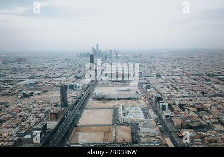 Vue sur les gratte-ciel à Riyad en direction du quartier financier du roi Abdallah depuis la tour du Royaume de Riyad en une journée trouble Banque D'Images