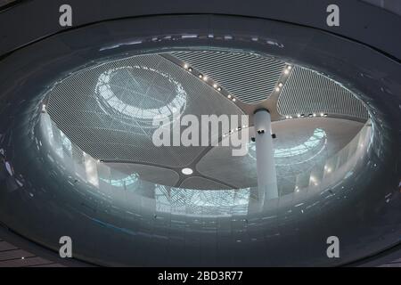 Atrium situé dans le hall d'un aéroport moderne ou d'un centre d'affaires Banque D'Images