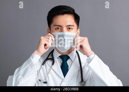 Jeune médecin portant un masque médical Banque D'Images