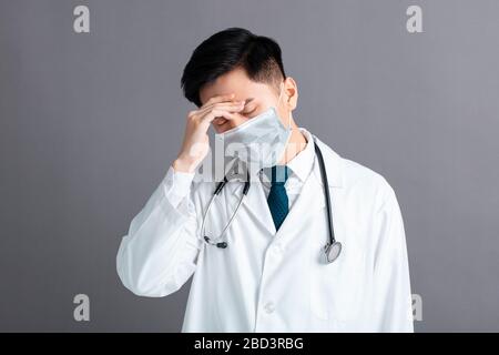 Stress et jeune médecin fatigué porter masque médical Banque D'Images