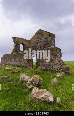 Une faible perspective des ruines patrimoniales sur un knoll herbacé à Stanley, en Tasmanie, lors d'une journée bien remplie. Banque D'Images