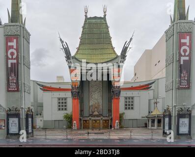 Il n'y a pas de touristes qui marchent devant le célèbre théâtre chinois d'Hollywood le long de Hollywood Boulevard's Walk of Fame lors de la campagne de distanciation sociale Covid19 d'avril 2020 dans la ville. Il est normalement emballé avec des voyageurs du monde entier qui viennent voir la main de célébrité et des empreintes de pied mis en ciment devant le célèbre monument. Banque D'Images