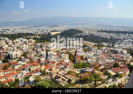 Vue de l'Acropole d'athènes en contrebas de la ville, y compris l'ancien temple de Zeus Olympian. Banque D'Images