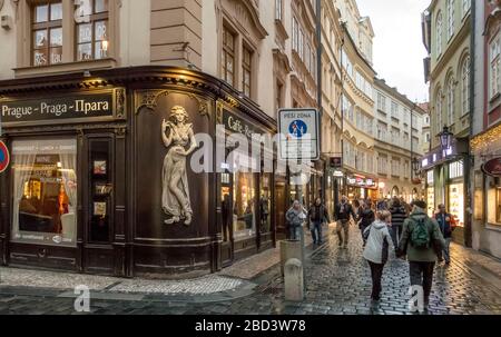 Scène de rue de Prague, République Tchèque Banque D'Images