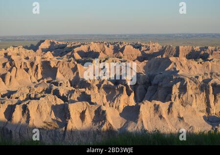 Fin du printemps dans le Dakota du Sud : le mouton Bighorn, parsemé de Pinnacles, surplombe Loop Road dans le parc national de Badlands Banque D'Images