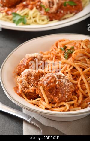 Spaghetti gourmet et boulettes de viande dans un bol près du plateau de service Banque D'Images