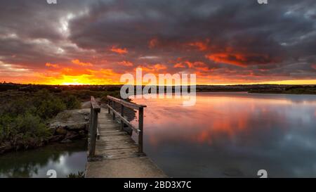 Lever du soleil sur le petit pont de pieds situé sur la rivière Onkaparinga à Port Noarlunga Australie méridionale le 30 mars 2020 Banque D'Images