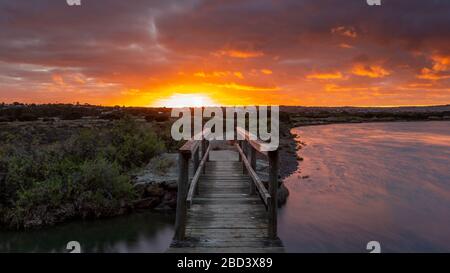 Lever du soleil sur le petit pont de pieds situé sur la rivière Onkaparinga à Port Noarlunga Australie méridionale le 30 mars 2020 Banque D'Images