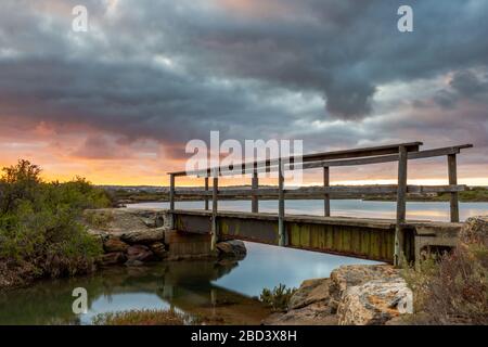 Lever du soleil sur le petit pont de pieds situé sur la rivière Onkaparinga à Port Noarlunga Australie méridionale le 30 mars 2020 Banque D'Images