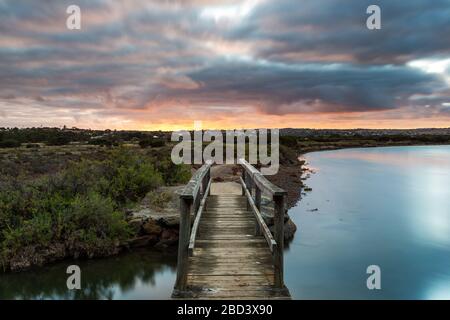 Lever du soleil sur le petit pont de pieds situé sur la rivière Onkaparinga à Port Noarlunga Australie méridionale le 30 mars 2020 Banque D'Images