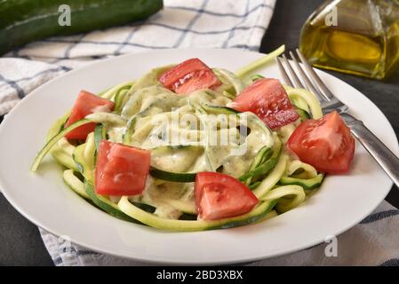 Pâtes courgettes ou nouilles au pesto crémeux au basilic sauce alfredo Banque D'Images