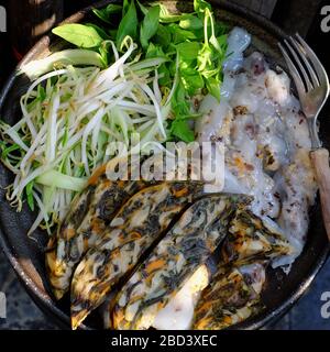 Cuisine vietnamienne maison végétalienne, plaque noire de riz cuit à la vapeur, crêpes farcies de riz roulé pancake, champignons farce, soja, délicieux plat Banque D'Images