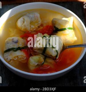 Légumes soupe de chou farci dans un bol, plat végétarien vietnamien prêt à manger Banque D'Images