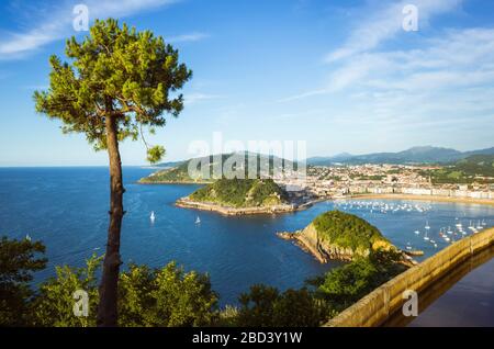San Sebastian, Gipuzkoa, pays Basque, Espagne : vue générale de la baie de la Concha depuis la montagne d'Igeldo. Banque D'Images