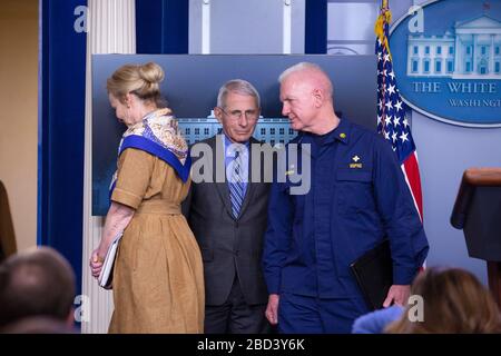 Washington DC, États-Unis. 6 avril 2020. De gauche à droite : Deborah Birx, coordonnatrice de la réponse au coronavirus, Anthony Fauci, directeur de l'Institut national des allergies et des maladies infectieuses, Et l'amiral Brett Giroir part après une conférence de presse sur la pandémie de COVID-19 dans la salle de presse James S. Brady de la Maison Blanche à Washington, DC, États-Unis, le lundi 6 avril 2020. Crédit: dpa Picture Alliance/Alay Live News Banque D'Images