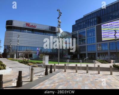 Londres, Royaume-Uni. 06 avril 2020. Une vue sur un centre commercial déserté de Westfield pendant la pandémie de Coronavirus.Boris Johnson, a annoncé des mesures strictes de verrouillage exhortant les gens à rester à la maison et à quitter la maison seulement pour les achats de nourriture de base, l'exercice une fois par jour et les voyages essentiels au travail et à partir. Environ 50 000 cas signalés de coronavirus (COVID-19) au Royaume-Uni et 5 000 décès. Le pays est dans sa troisième semaine de mesures de verrouillage visant à ralentir la propagation du virus. Crédit: SOPA Images Limited/Alay Live News Banque D'Images