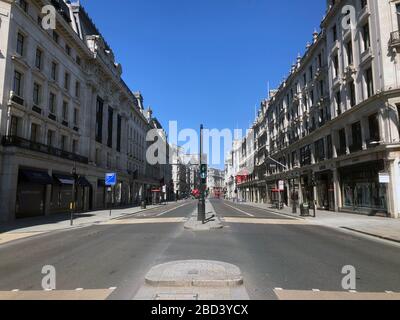 Londres, Royaume-Uni. 06 avril 2020. Une vue sur une rue semi-déserte pendant la pandémie de Coronavirus.Boris Johnson, a annoncé des mesures strictes de verrouillage exhortant les gens à rester à la maison et ne quitter la maison que pour les achats de nourriture de base, l'exercice une fois par jour et les voyages essentiels au travail et au travail. Environ 50 000 cas signalés de coronavirus (COVID-19) au Royaume-Uni et 5 000 décès. Le pays est dans sa troisième semaine de mesures de verrouillage visant à ralentir la propagation du virus. Crédit: SOPA Images Limited/Alay Live News Banque D'Images