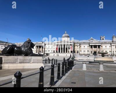 Londres, Royaume-Uni. 06 avril 2020. La Galerie nationale est fermée au public en raison de la propagation du coronavirus.Boris Johnson, a annoncé des mesures strictes de verrouillage exhortant les gens à rester à la maison et ne quitter la maison que pour les achats de nourriture de base, l'exercice une fois par jour et les voyages essentiels au travail et à partir. Environ 50 000 cas signalés de coronavirus (COVID-19) au Royaume-Uni et 5 000 décès. Le pays est dans sa troisième semaine de mesures de verrouillage visant à ralentir la propagation du virus. Crédit: SOPA Images Limited/Alay Live News Banque D'Images