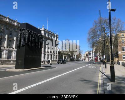 Londres, Royaume-Uni. 06 avril 2020. Une vue sur une rue vide pendant la pandémie de Coronavirus.Boris Johnson, a annoncé des mesures strictes de verrouillage exhortant les gens à rester à la maison et ne quitter la maison que pour les achats de nourriture de base, l'exercice une fois par jour et les voyages essentiels au travail et au travail. Environ 50 000 cas signalés de coronavirus (COVID-19) au Royaume-Uni et 5 000 décès. Le pays est dans sa troisième semaine de mesures de verrouillage visant à ralentir la propagation du virus. Crédit: SOPA Images Limited/Alay Live News Banque D'Images