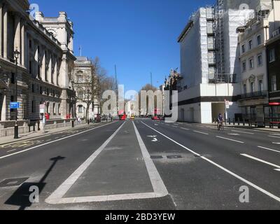 Londres, Royaume-Uni. 06 avril 2020. Une vue sur une rue vide pendant la pandémie de Coronavirus.Boris Johnson, a annoncé des mesures strictes de verrouillage exhortant les gens à rester à la maison et ne quitter la maison que pour les achats de nourriture de base, l'exercice une fois par jour et les voyages essentiels au travail et au travail. Environ 50 000 cas signalés de coronavirus (COVID-19) au Royaume-Uni et 5 000 décès. Le pays est dans sa troisième semaine de mesures de verrouillage visant à ralentir la propagation du virus. Crédit: SOPA Images Limited/Alay Live News Banque D'Images