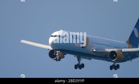 Azur Air Ukraine Boeing 767 atterrissage Banque D'Images