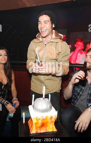 Bebe REXHA et Pete Wentz, du nouveau projet principal de Pete Wentz, Black Cards, photographiés pour célébrer l'anniversaire de Pete à Dusk, à Césaars, dans la ville de l'Atlantique, NJ, le 11 juin 2011 crédit: Scott Weiner/MediaPunch Banque D'Images