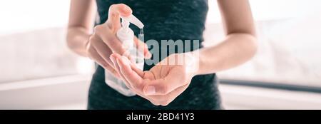 COVID-19 désinfectant pour les mains frottant la femme appliquant du gel désinfectant liquide propre hygiène personnelle coronavirus pervention à la maison. En-tête de la bannière de la bouteille de solution Banque D'Images