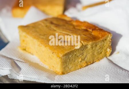 Plat paraguayen appelé sopa paraguaya sur un marché alimentaire de rue. Banque D'Images