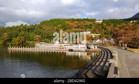 Au bord du lac Ashi, on appelle également le lac Hakone ou le lac Ashinoko. Un lac pittoresque dans la région d'Hakone. Préfecture de Kanagawa, Japon Banque D'Images