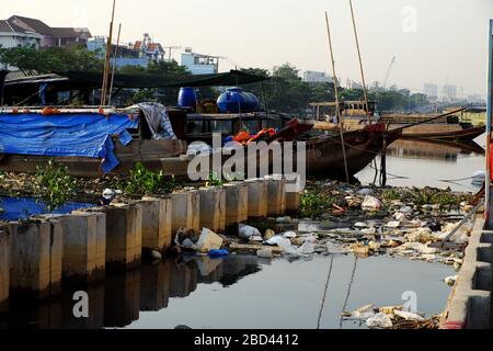 Pollution rivière de la litière à Ho Chi Minh ville, Viet Nam, beaucoup de déchets de sac en plastique, bouteille, emballage dans l'eau faire sale canal le matin Banque D'Images