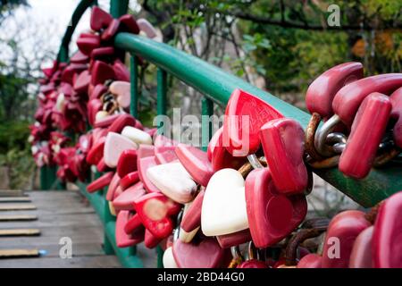 Des centaines de locks d'amour attachés à la rampe de pont, Qingdao, Shandong Province, Chine, Asie, couleur Banque D'Images