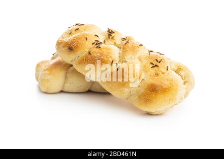 Délicieux petits pains tressés isolés sur fond blanc. Banque D'Images